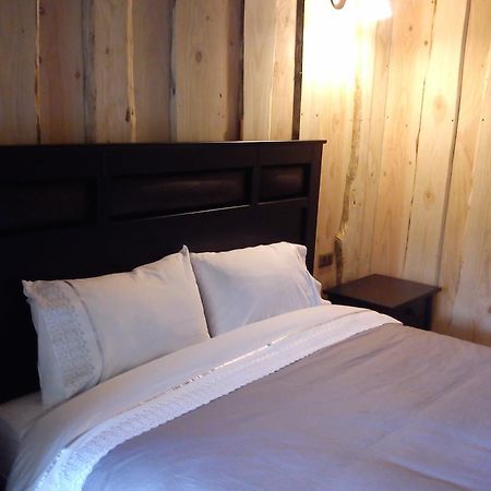 Hostal Los Alamos Neltume Ruang foto